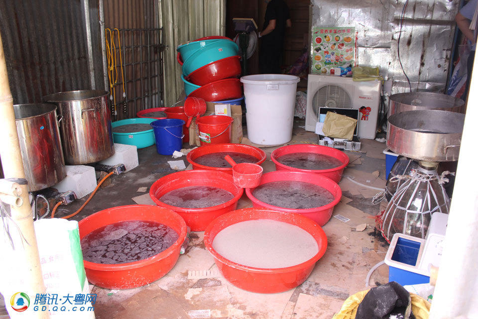 汕尾一家人在惠州一废品站内“制冰”